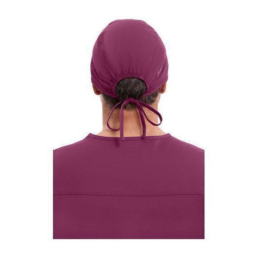 Gorro quirúrgico Cherokee 2506 unisex vino, vista posterior en modelo