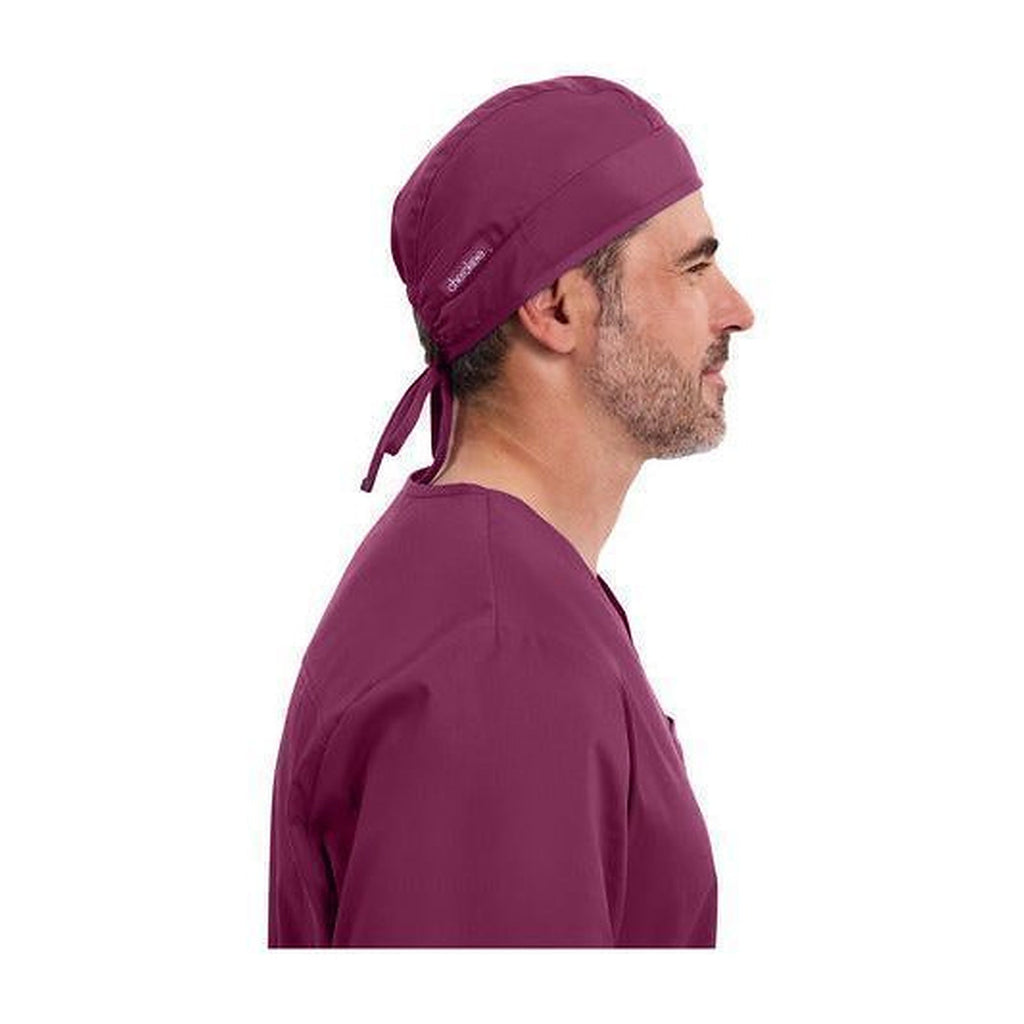 Gorro quirúrgico Cherokee 2506 unisex vino, perfil derecho en modelo