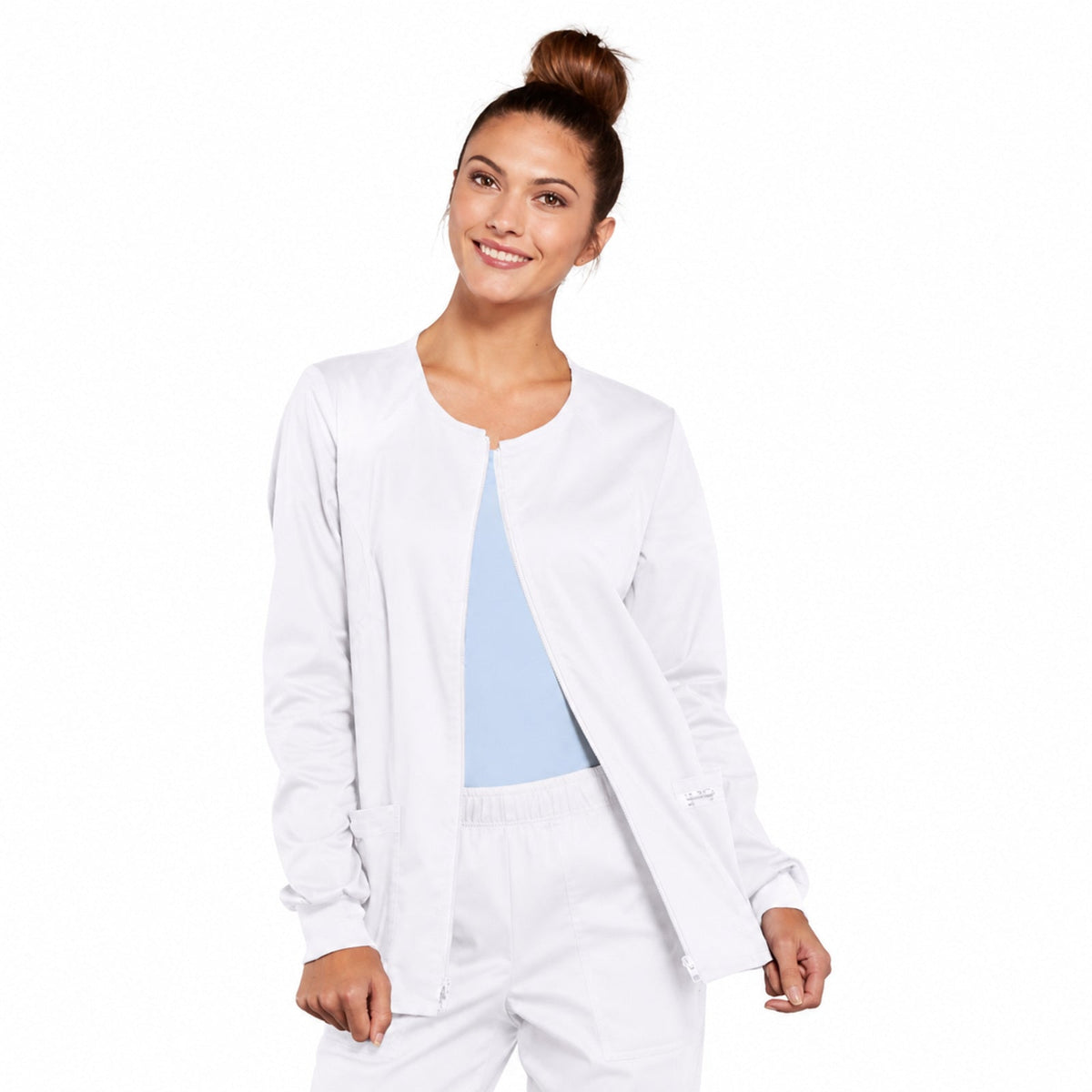 Chamarra médica Cherokee 4315 Core Stretch para mujer color Blanco, vista frontal | color:blanco