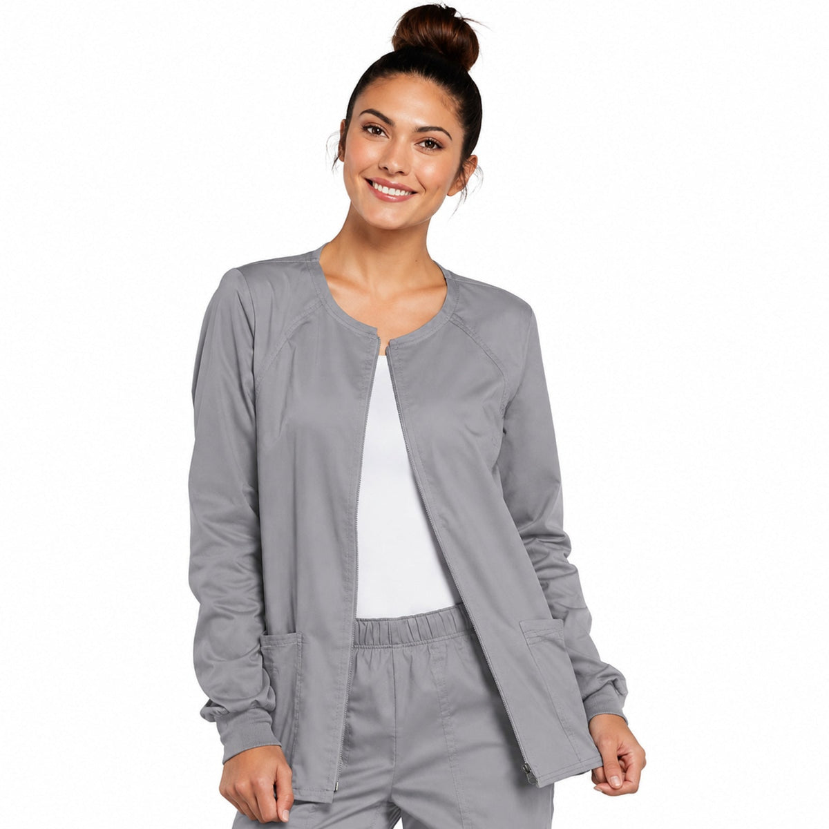 Chamarra médica Cherokee 4315 Core Stretch para mujer color Gris Oxford, vista frontal | color:gris-oxford