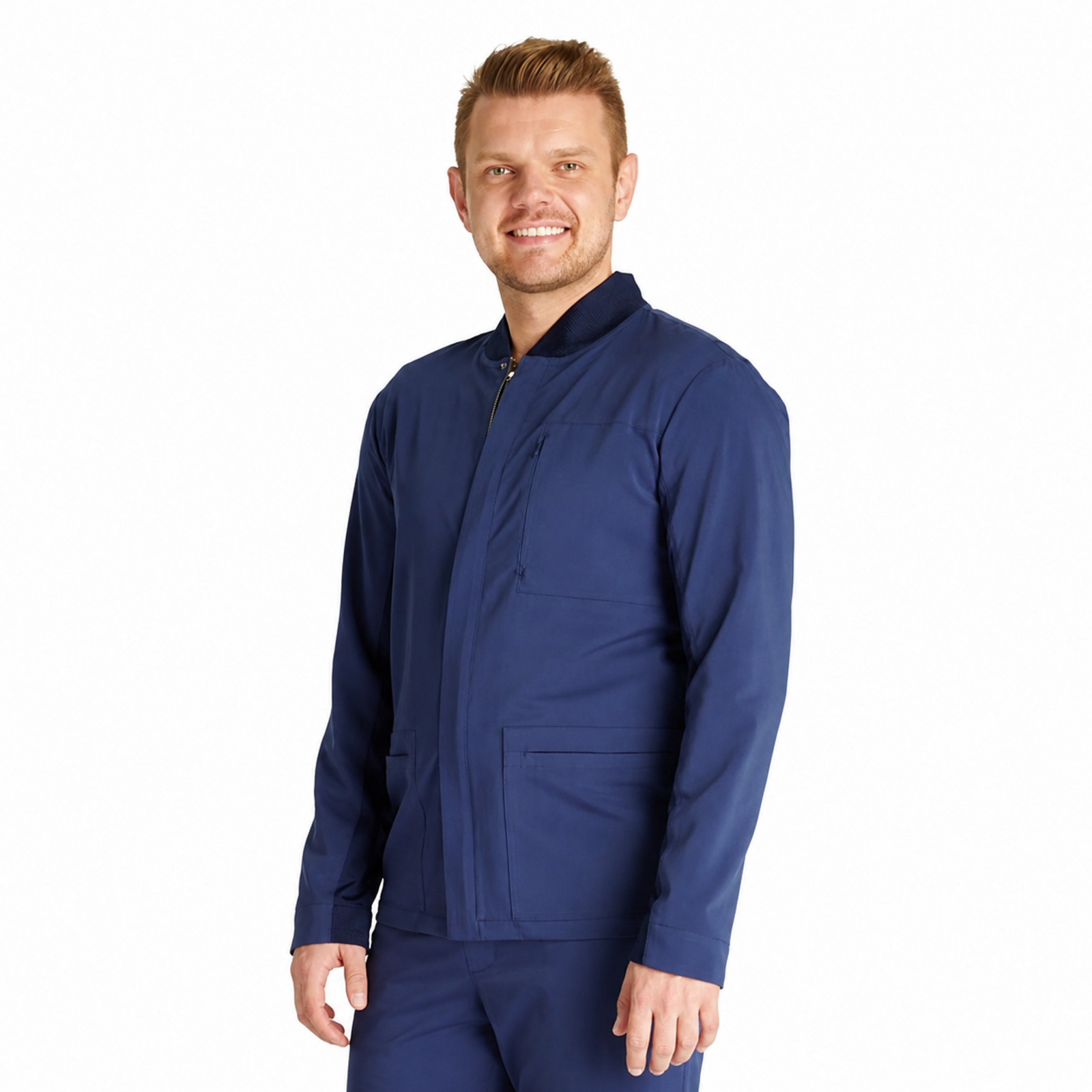 Chamarra médica Cherokee CK329A Workwear Revolution para hombre color Azul Marino, vista frontal | color:azul-marino
