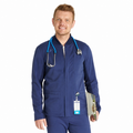 Chamarra médica Cherokee CK329A Workwear Revolution para hombre color Azul Marino, vista frontal con estetoscopio | color:azul-marino