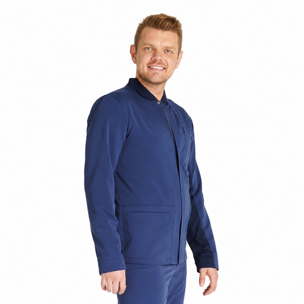 Chamarra médica Cherokee CK329A Workwear Revolution para hombre color Azul Marino, vista tres cuartos
