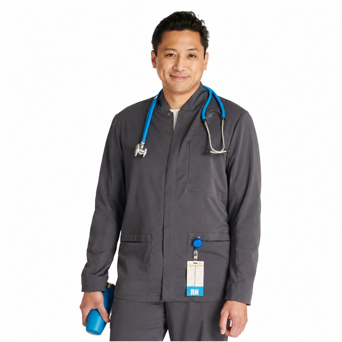 Chamarra médica Cherokee CK329A Workwear Revolution para hombre color Gris Oxford, vista frontal con estetoscopio | color:gris-oxford