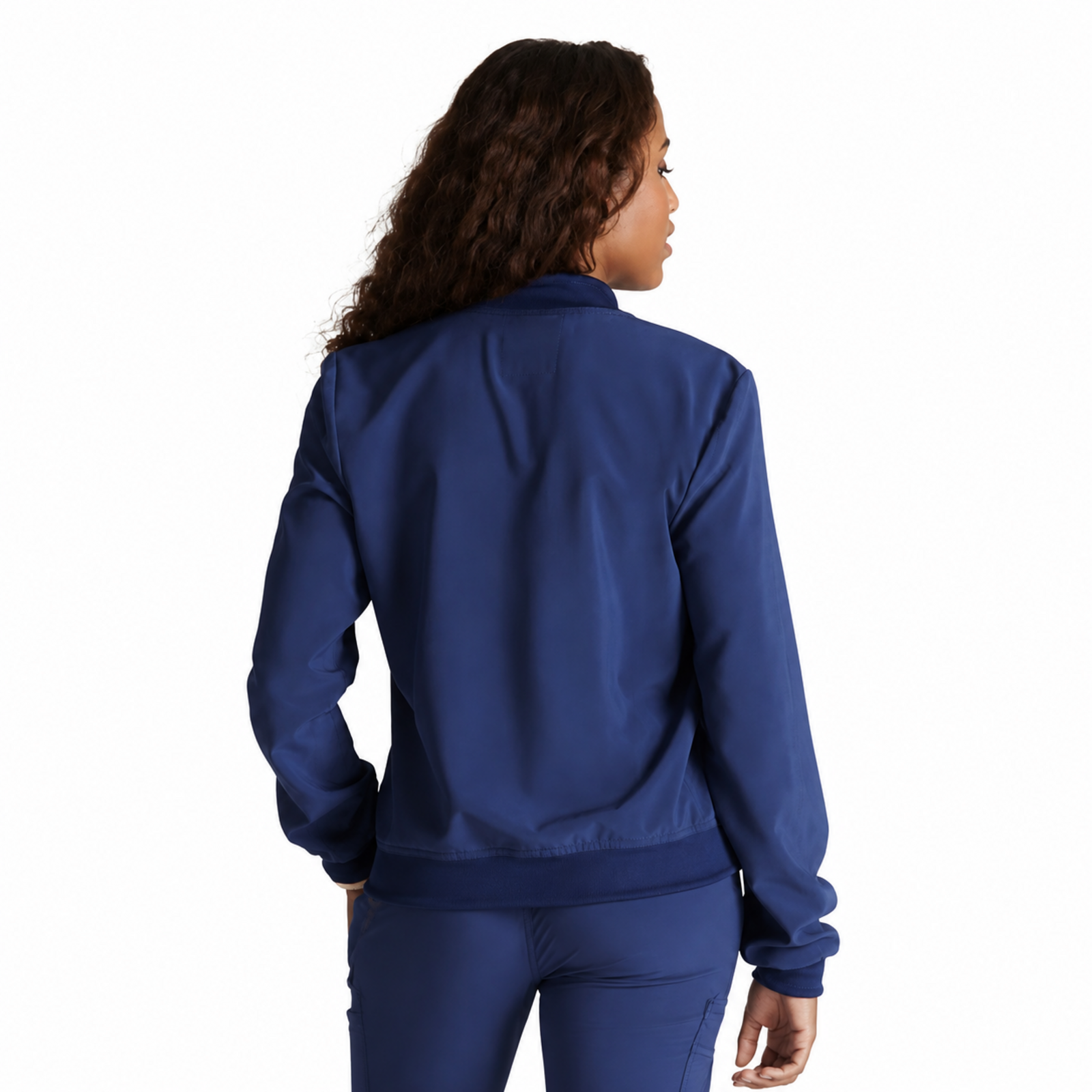 Chamarra médica Cherokee CK349A Workwear Revolution para mujer color Azul Marino, vista posterior | color:azul-marino