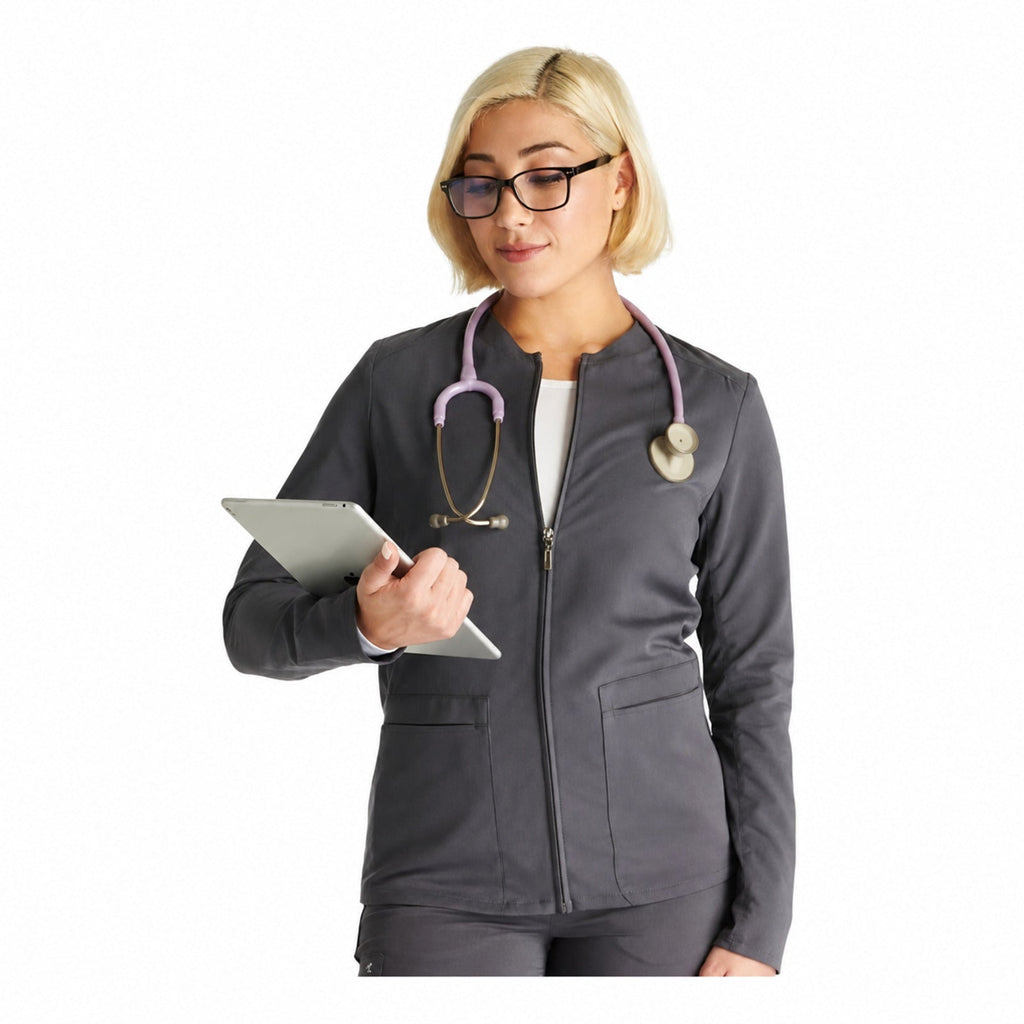 Chamarra médica Cherokee CK356A Atmos para mujer gris oxford, vista frontal con accesorios médicos