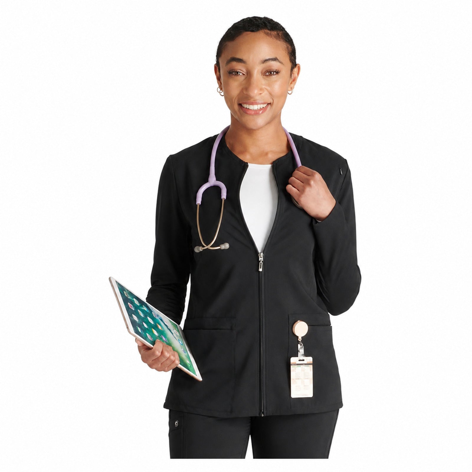 Chamarra médica Cherokee CK356A Atmos para mujer negra, vista frontal con accesorios médicos | color:negra