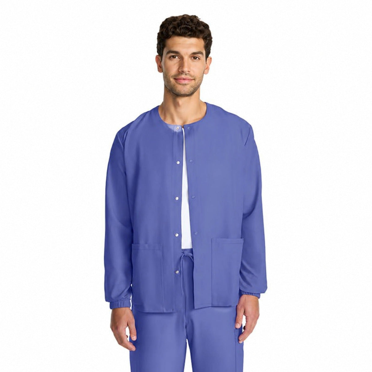 Chamarra médica Cherokee CK393A para hombre color azul cielo, vista frontal | color:azul-cielo