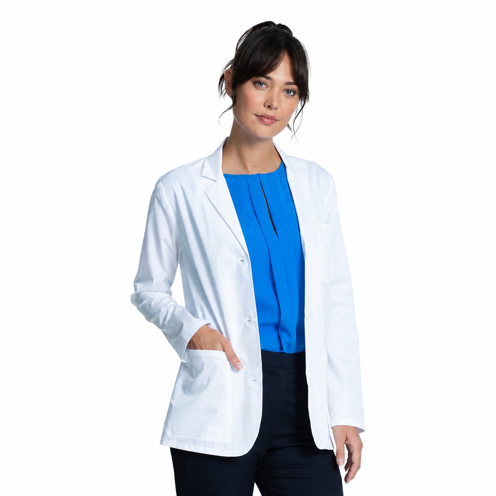 Bata corta médica Cherokee CK451 para mujer color blanco, vista frontal con mano en bolsillo | color:blanco