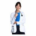 Bata corta médica Cherokee CK451 para mujer color blanco, vista frontal con estetoscopio | color:blanco
