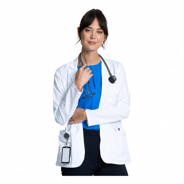 Bata corta médica Cherokee CK451 para mujer color blanco, vista frontal con estetoscopio | color:blanco