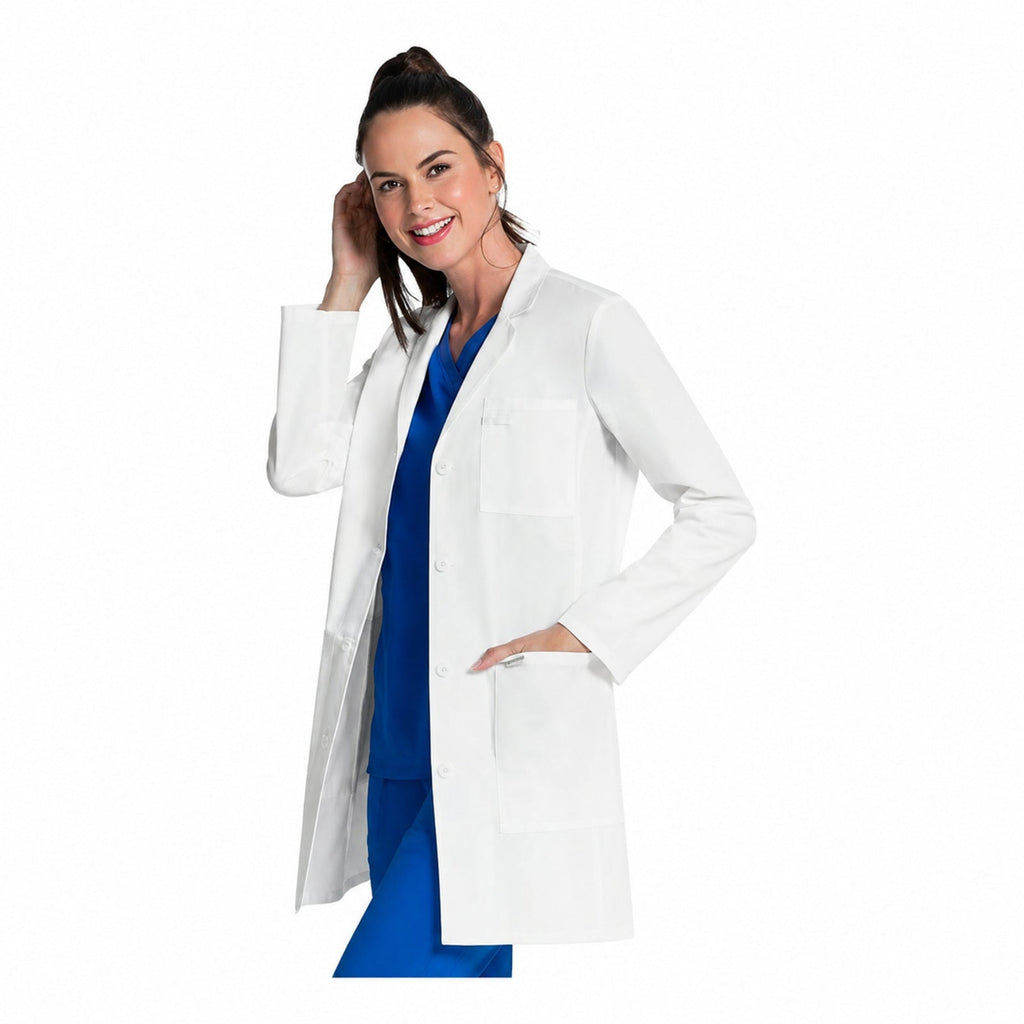 Bata médica Cherokee CK452 para mujer color blanco, vista frontal con mano en bolsillo