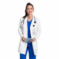 Bata médica Cherokee CK452 para mujer color blanco, vista frontal con tableta y estetoscopio | color:blanco