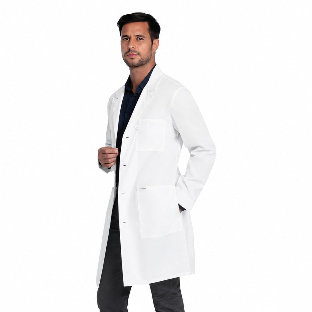 Bata médica Cherokee CK460 unisex color blanco, modelo hombre con mano en bolsillo