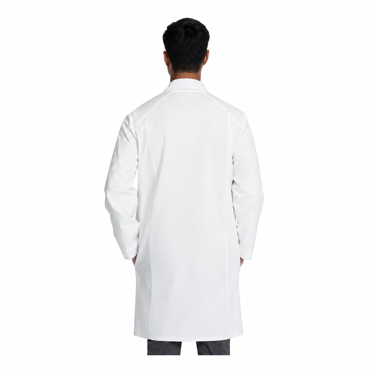 Bata médica Cherokee CK460 unisex color blanco, modelo hombre en vista posterior | color:blanco