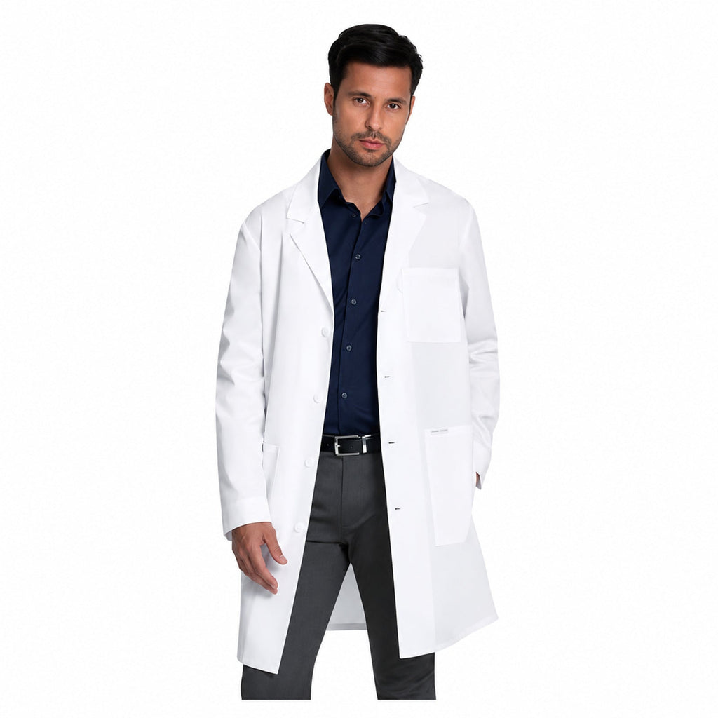 Bata médica Cherokee CK460 unisex color blanco, modelo hombre en vista frontal