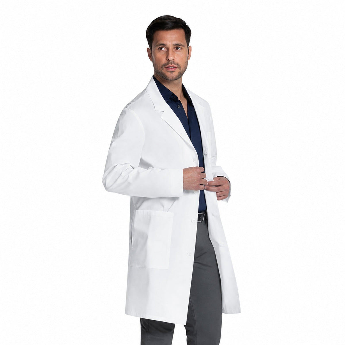 Bata médica Cherokee CK460 unisex color blanco, modelo hombre en vista tres cuartos | color:blanco