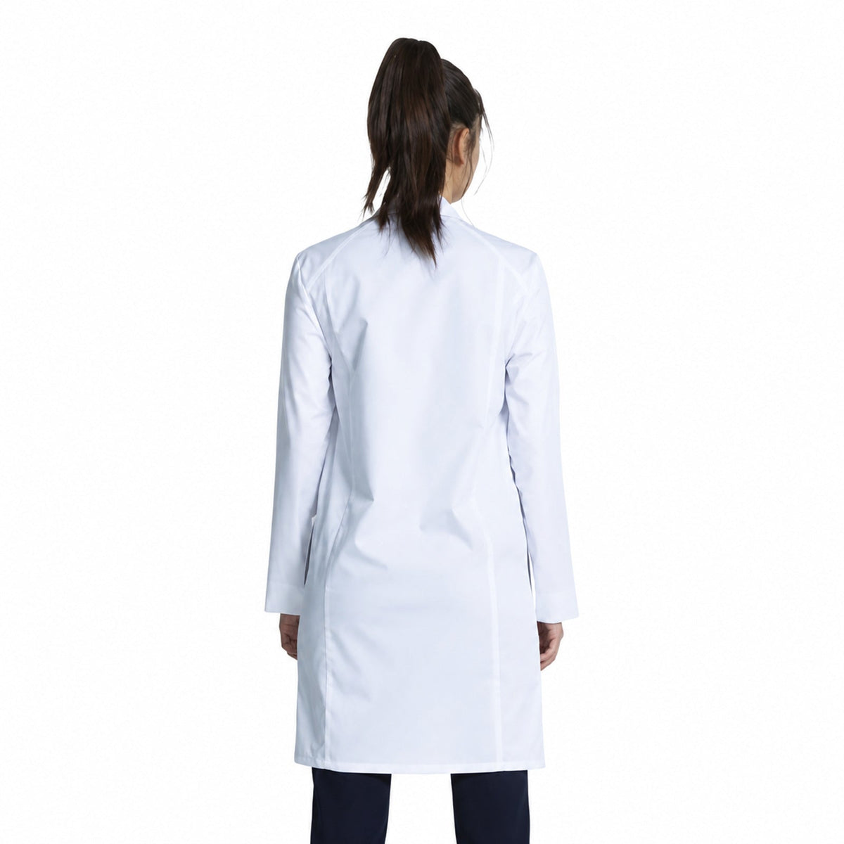 Bata médica Cherokee CK460 unisex color blanco, modelo mujer en vista posterior | color:blanco