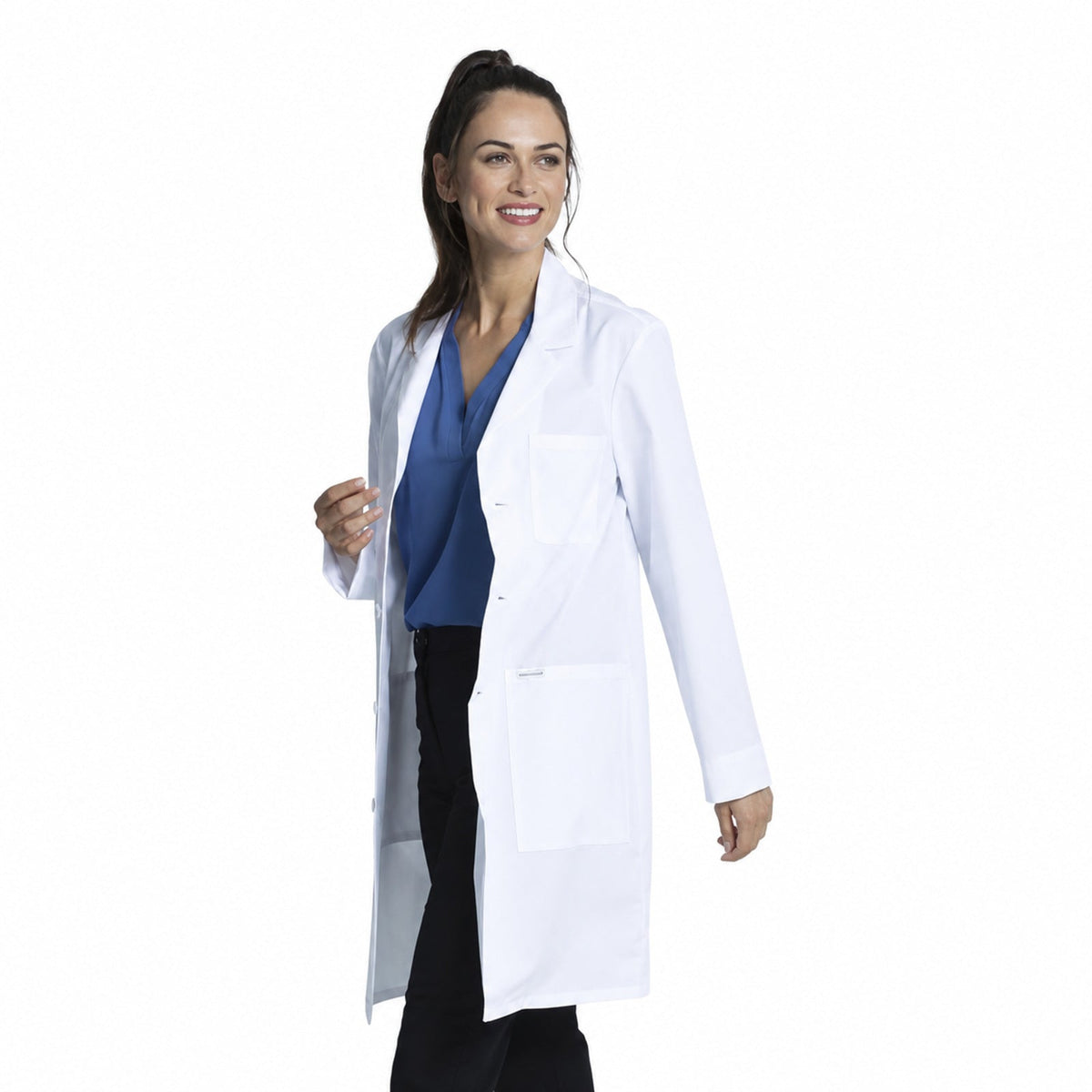 Bata médica Cherokee CK460 unisex color blanco, modelo mujer en vista frontal tres cuartos | color:blanco