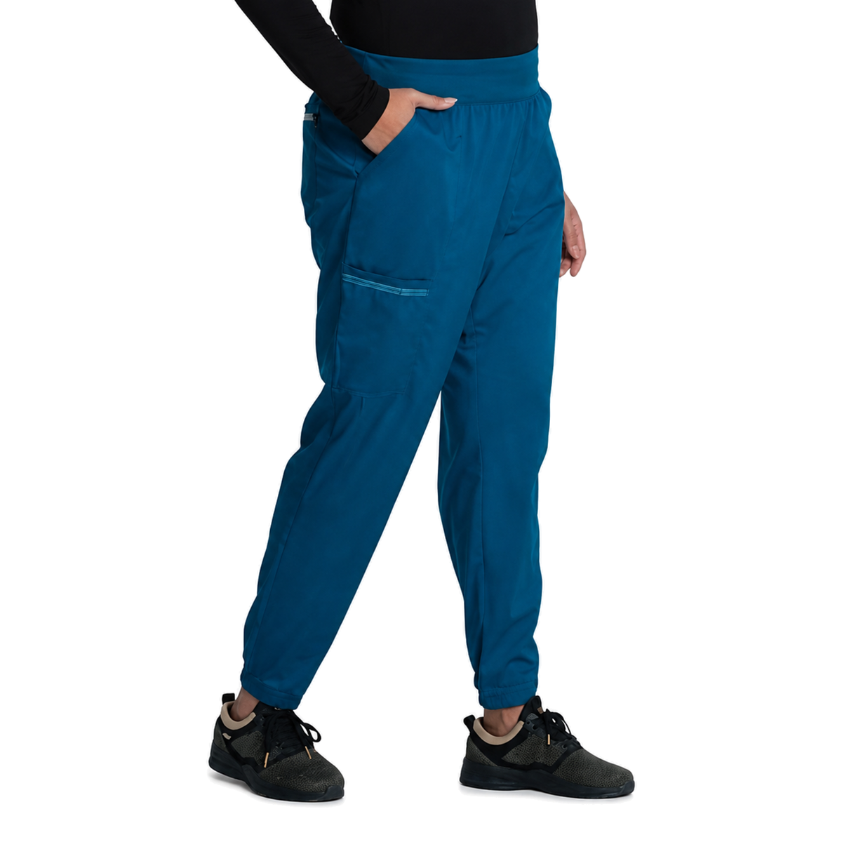 Pantalón quirúrgico jogger Cherokee WW011 para mujer Azul Caribe, vista frontal en pose | color:azul-caribe