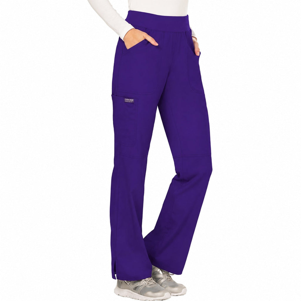Cherokee WW110 pantalón quirúrgico mujer color Uva - pose