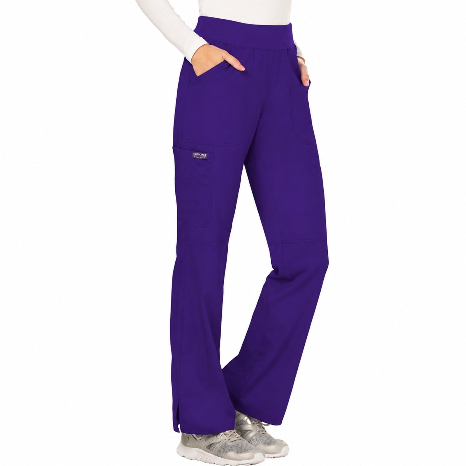 Cherokee WW110 pantalón quirúrgico mujer color Uva - pose