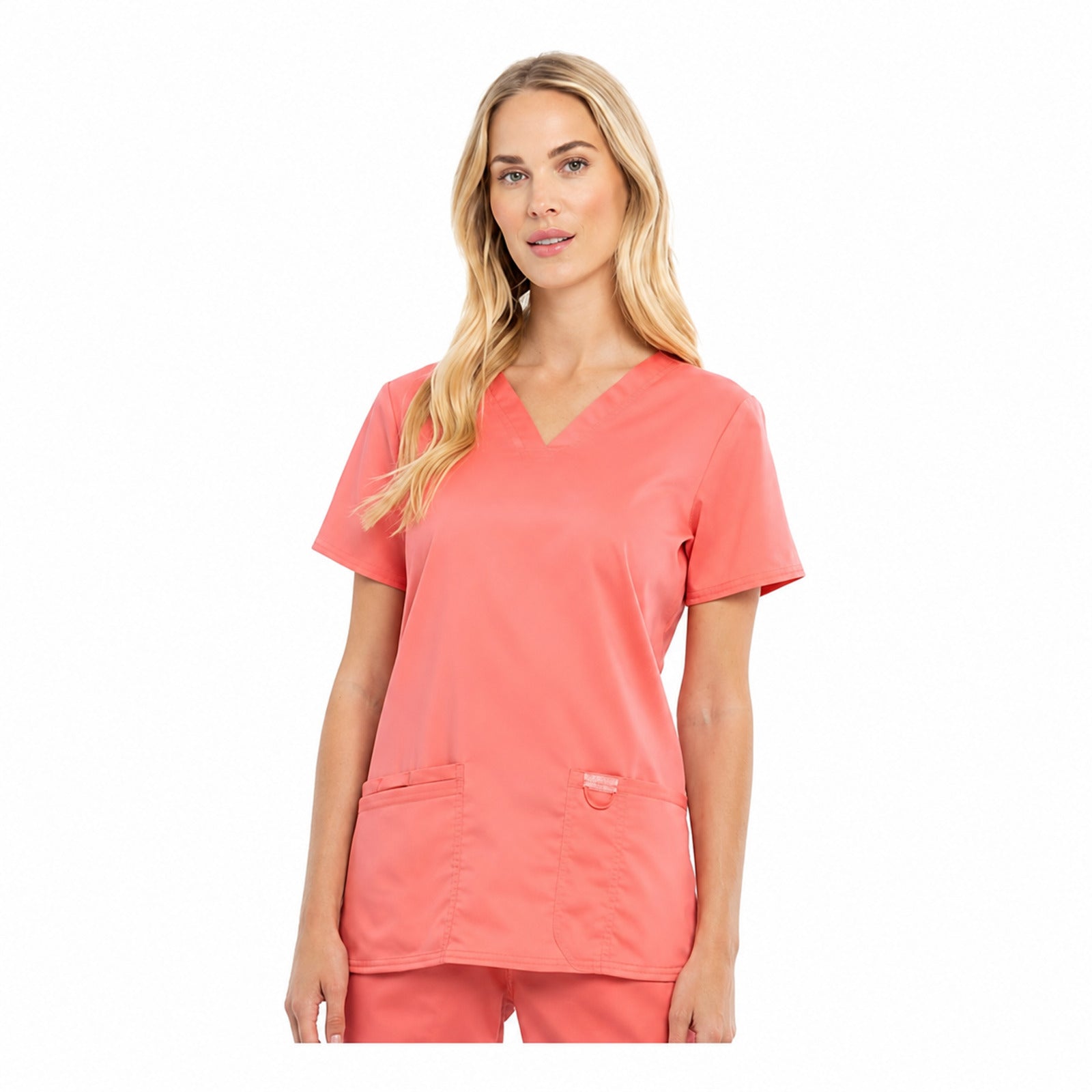 Filipina quirúrgica Cherokee WW620 Blushing Coral, vista frontal en modelo | color:blushing-coral