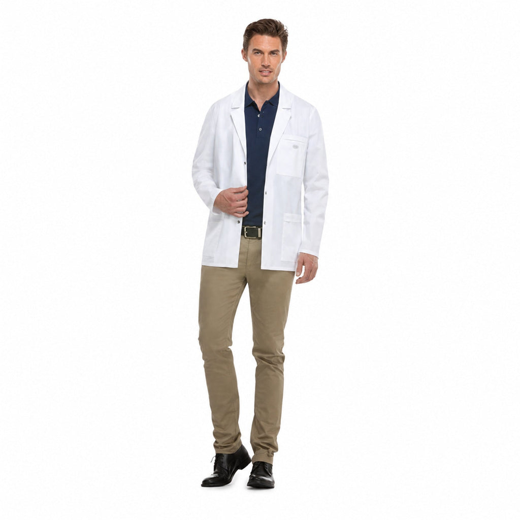 Bata médica Dickies 81403 para hombre blanca, vista de cuerpo completo