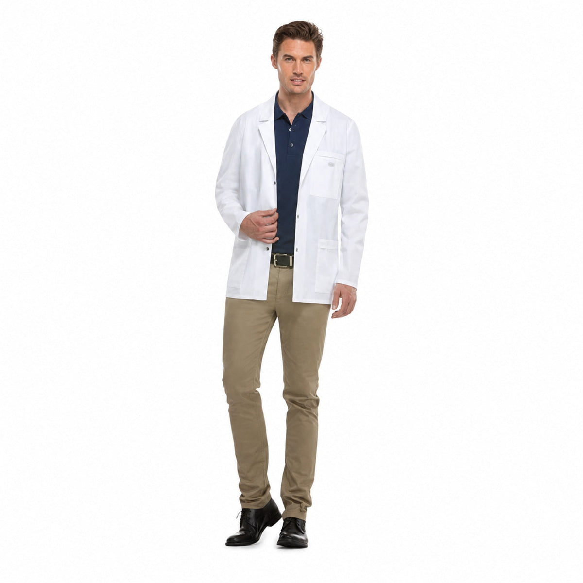 Bata médica Dickies 81403 para hombre blanca, vista de cuerpo completo | color:blanca