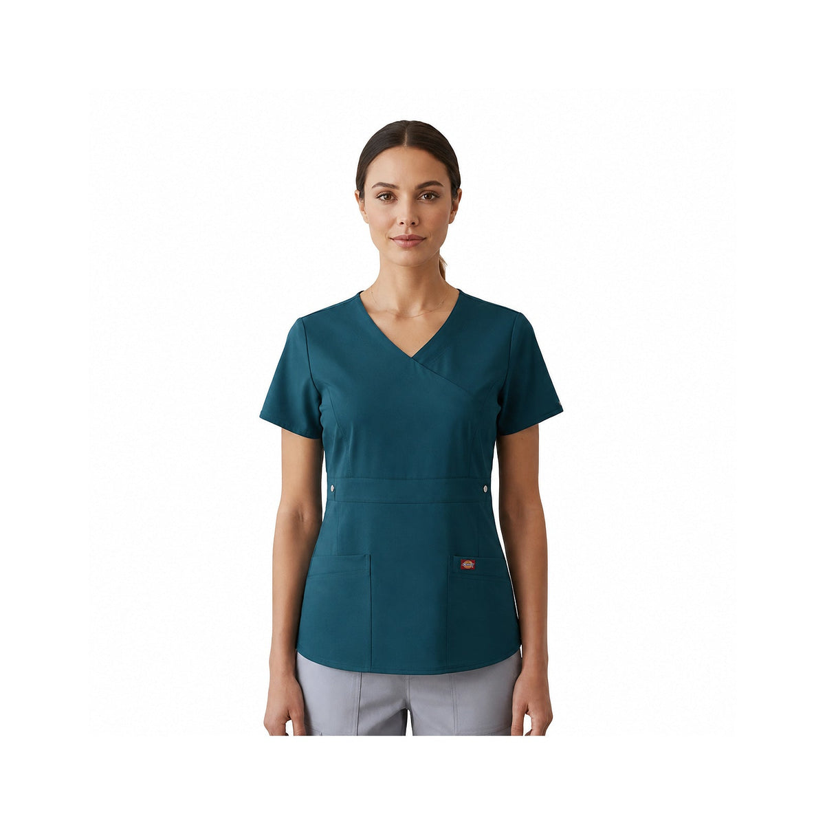 Dickies 817355 filipina quirúrgica Gen Flex para mujer color Azul Caribe, vista frontal con modelo | color:azul-caribe