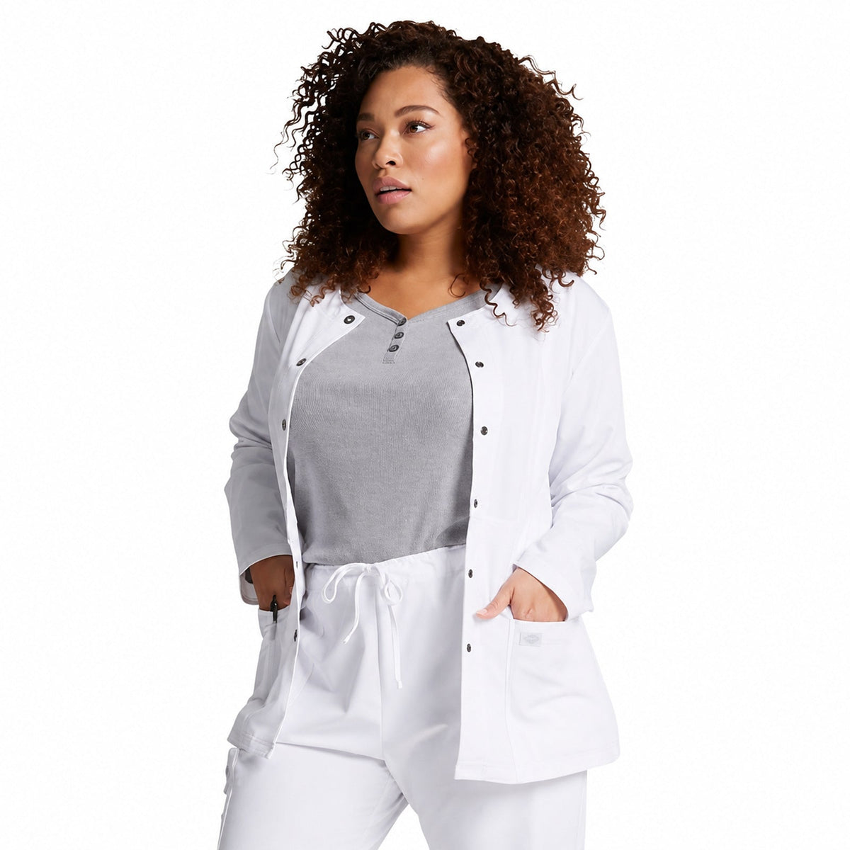 Chamarra médica quirúrgica Dickies 82310 para mujer blanca, vista de producto 04 | color:blanca