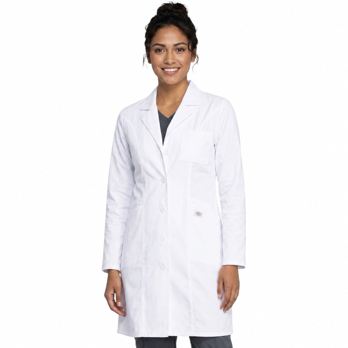 Dickies 82401 bata médica blanca para mujer, vista frontal con modelo | color:blanca