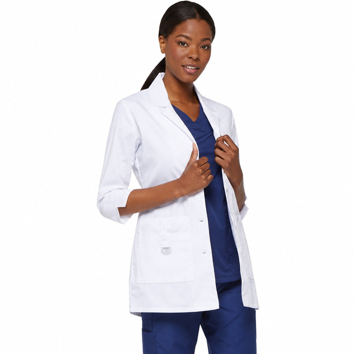 Dickies 82402 bata corta médica para mujer blanca vista frontal relajada | color:blanca