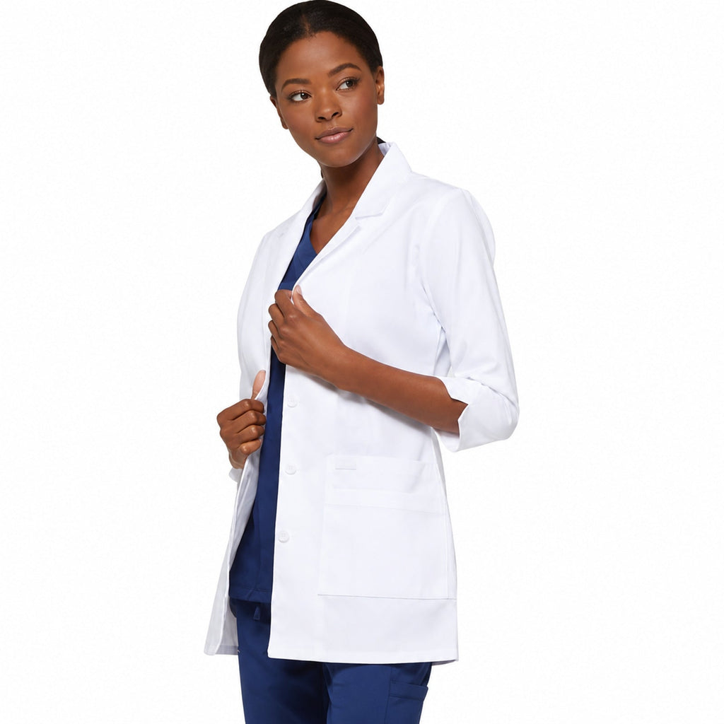 Dickies 82402 bata corta médica para mujer blanca vista tres cuartos