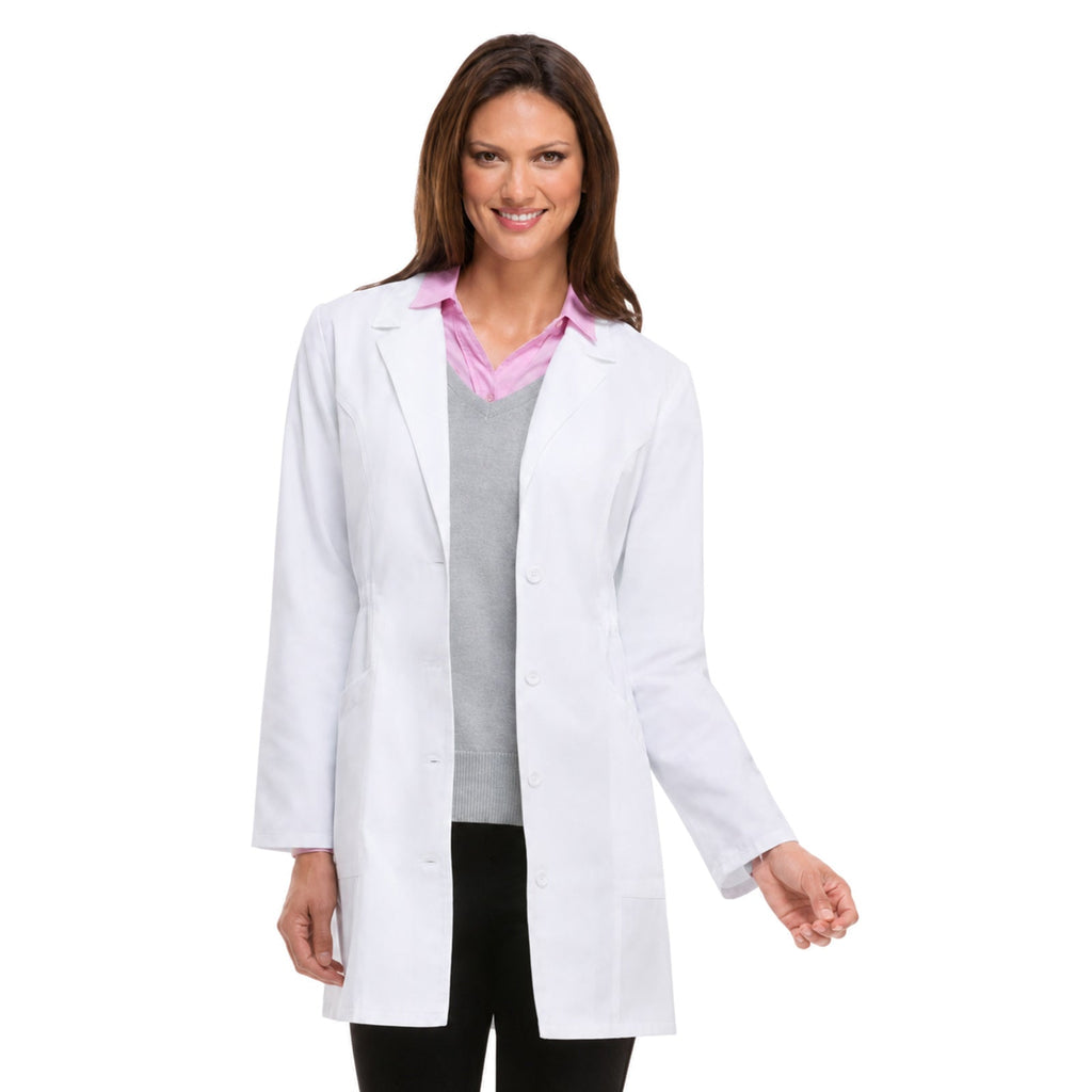Bata médica Dickies 84402 para mujer blanca, vista frontal con modelo