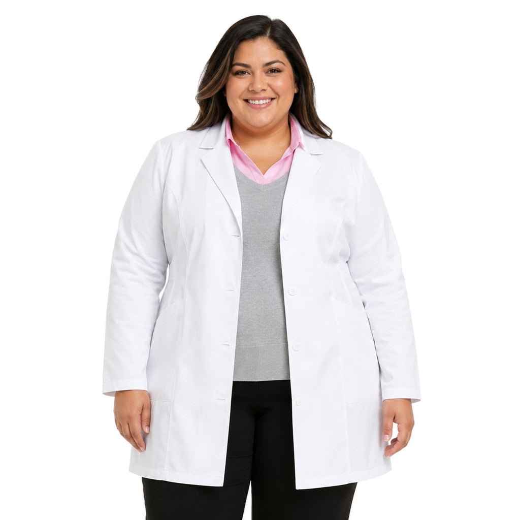 Bata médica Dickies 84402 para mujer talla extra blanca, vista frontal con modelo