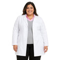 Bata médica Dickies 84402 para mujer talla extra blanca, vista frontal con modelo | color:blanca