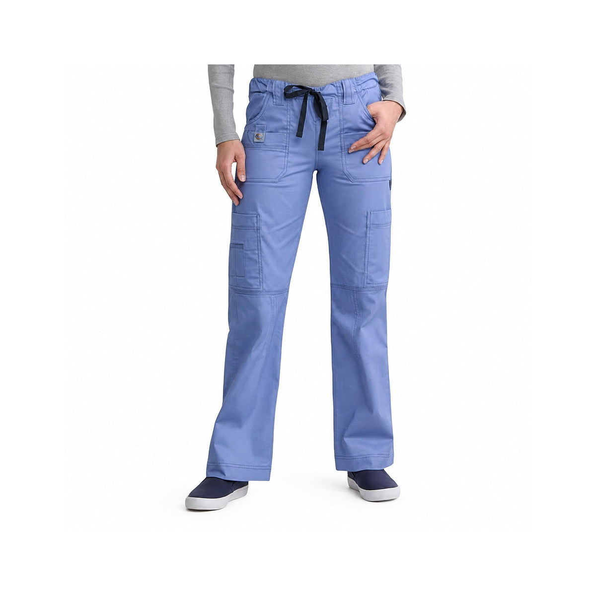 Pantalón quirúrgico Dickies 857455 Gen Flex para mujer en Azul Cielo, frente modelo | color:azul-cielo