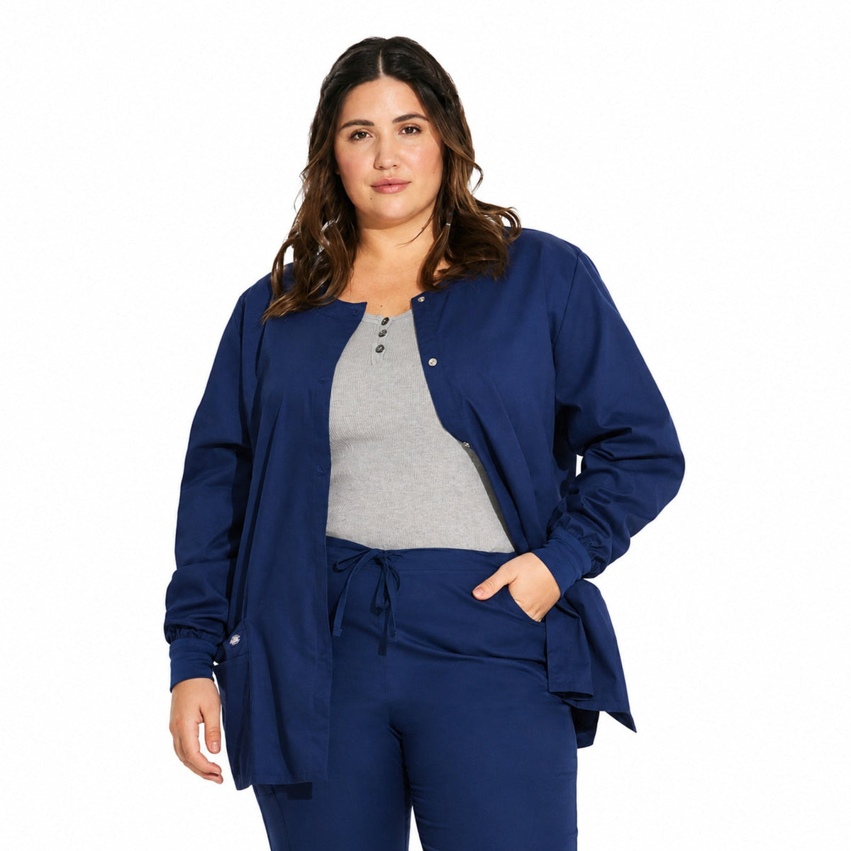 Chamarra médica Dickies 86306 para mujer azul marino, vista frente | color:azul-marino