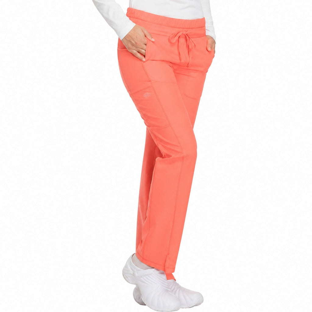 Pantalón quirúrgico Dickies DK130 Dynamix para mujer Coral, vista tres cuartos