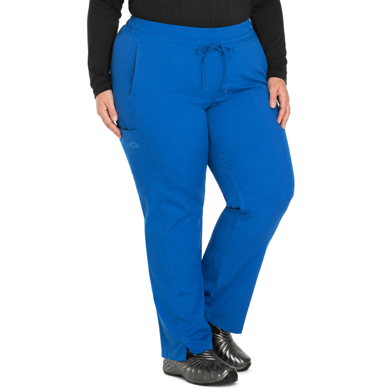 Pantalón quirúrgico Dickies DK130 Dynamix para mujer talla extra Azul Caribe, vista tres cuartos | color:azul-caribe