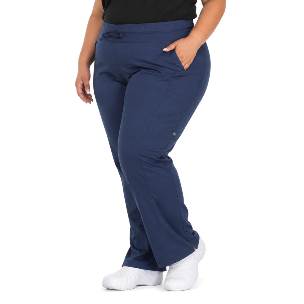 Pantalón quirúrgico Dickies DK130 Dynamix para mujer talla extra Azul marino, vista lateral