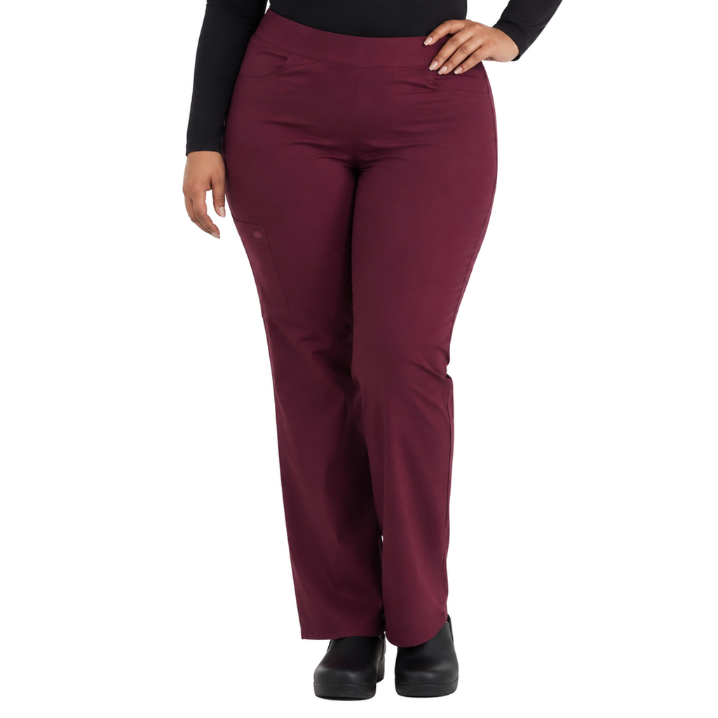 Pantalón quirúrgico Dickies DK135 Balance para mujer talla extra Vino, vista frontal