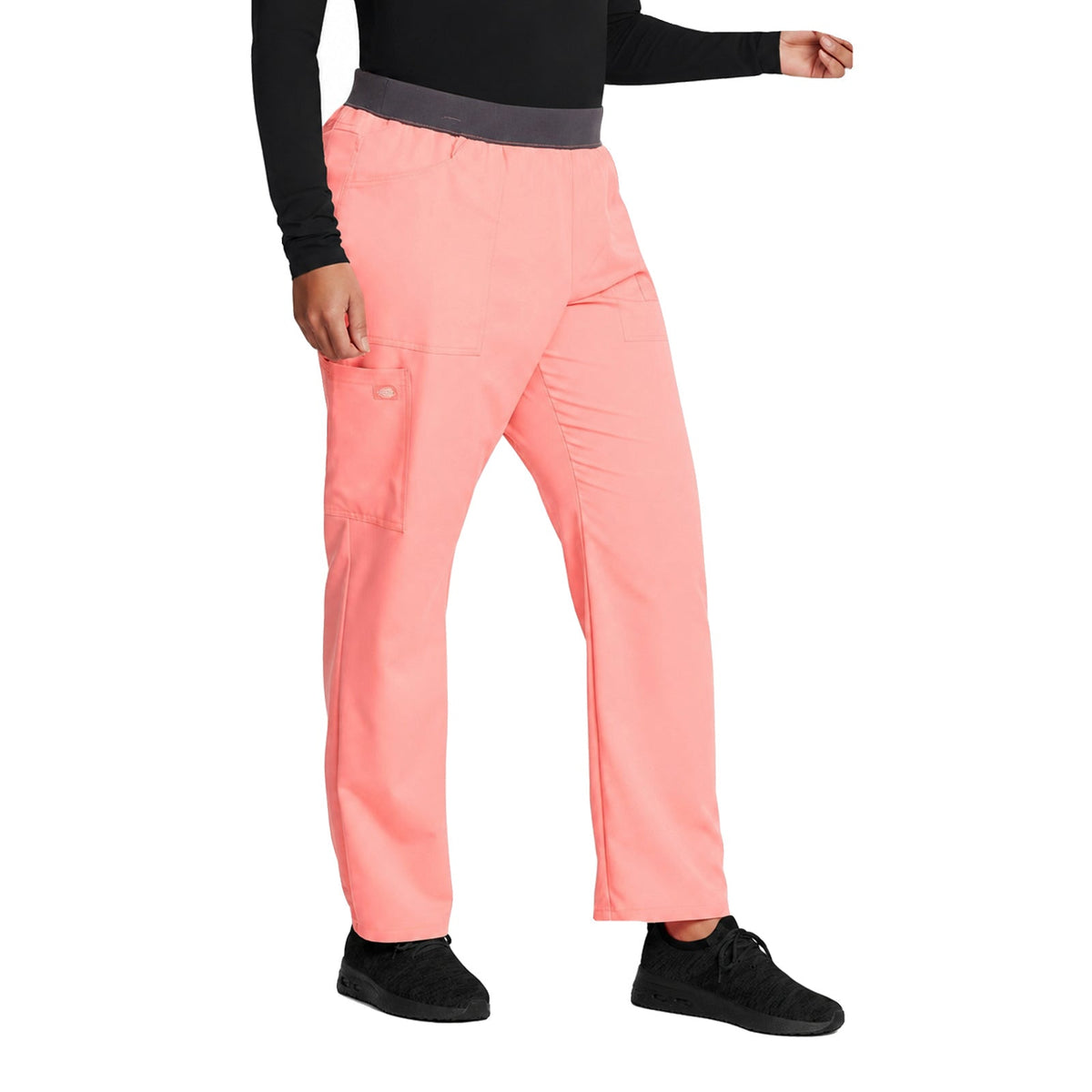 Pantalón quirúrgico Dickies DK135 Balance Stretch para mujer Flamingo Pink, vista tres cuartos | color:flamingo-pink