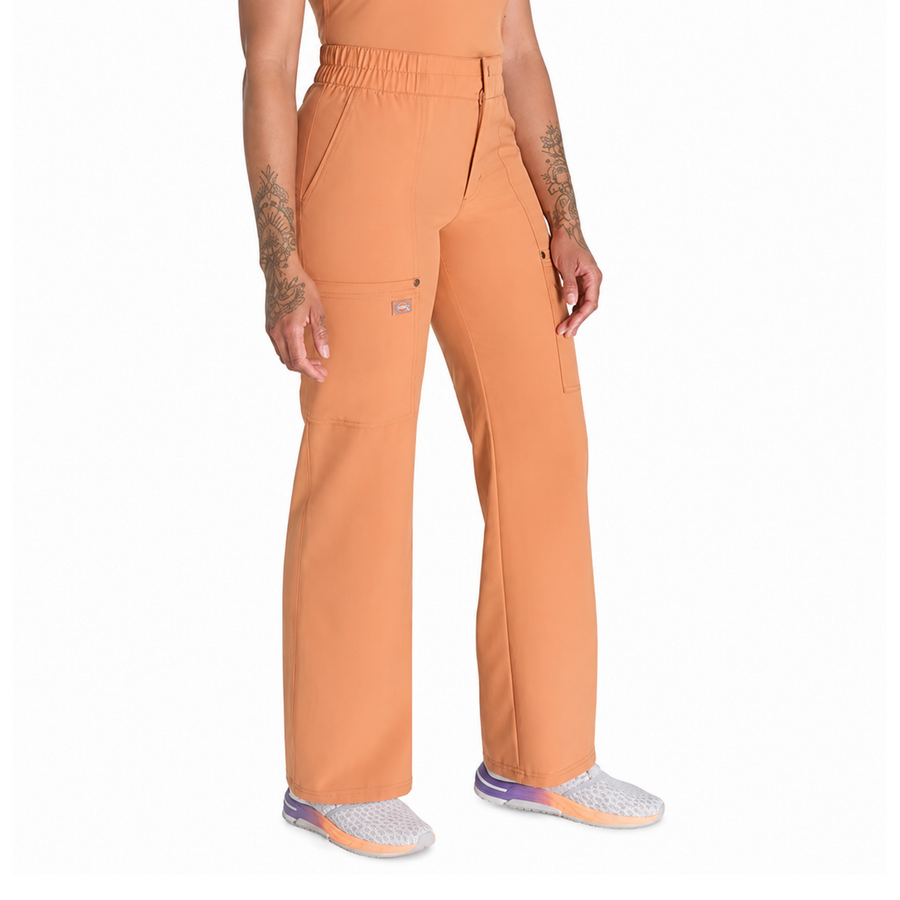 Pantalón quirúrgico Dickies DK219 para mujer EDS NXT Ginger Glow, vista frontal tres cuartos | color:ginger-glow