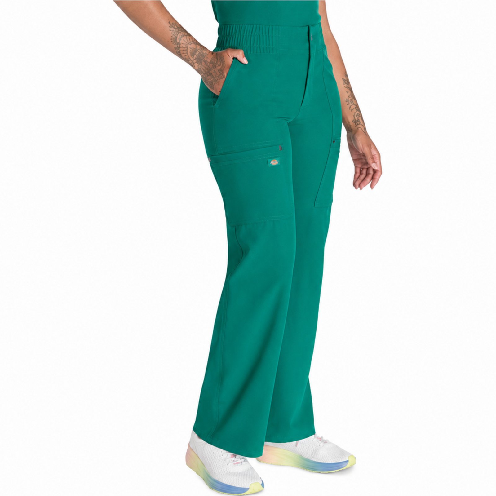 Pantalón quirúrgico Dickies DK219 para mujer EDS NXT Verde Hunter, vista frontal tres cuartos | color:verde-hunter