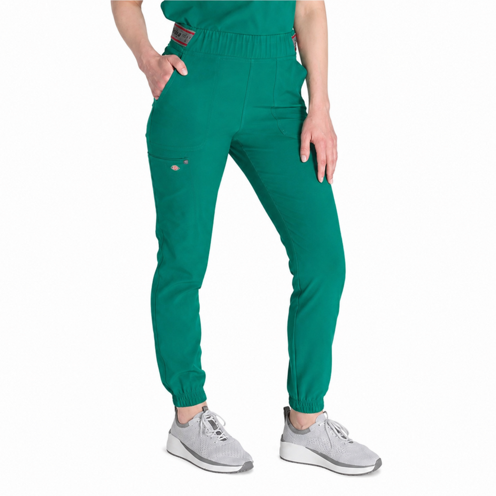 Pantalón jogger quirúrgico Dickies DK221 EDS NXT para mujer Verde Hunter, vista frontal tres cuartos