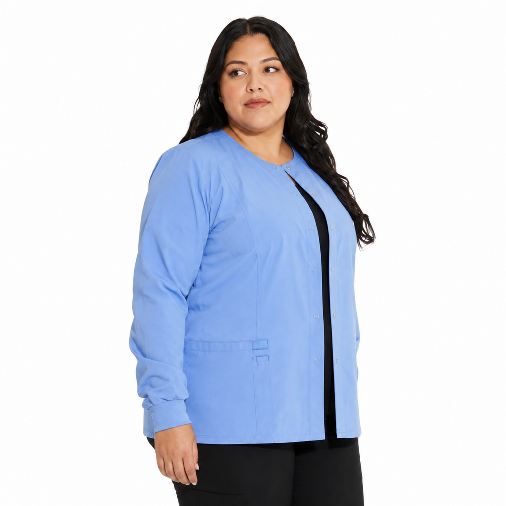 Chamarra médica Dickies DK305 EDS Essentials para mujer talla extra Azul Cielo, vista tres cuartos