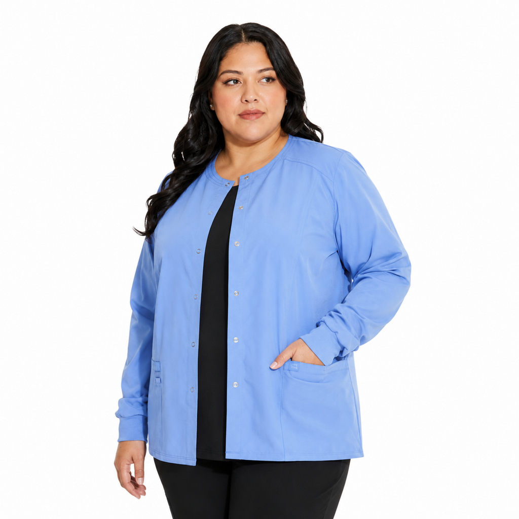 Chamarra médica Dickies DK305 EDS Essentials para mujer talla extra Azul Cielo, vista tres cuartos mano bolsillo