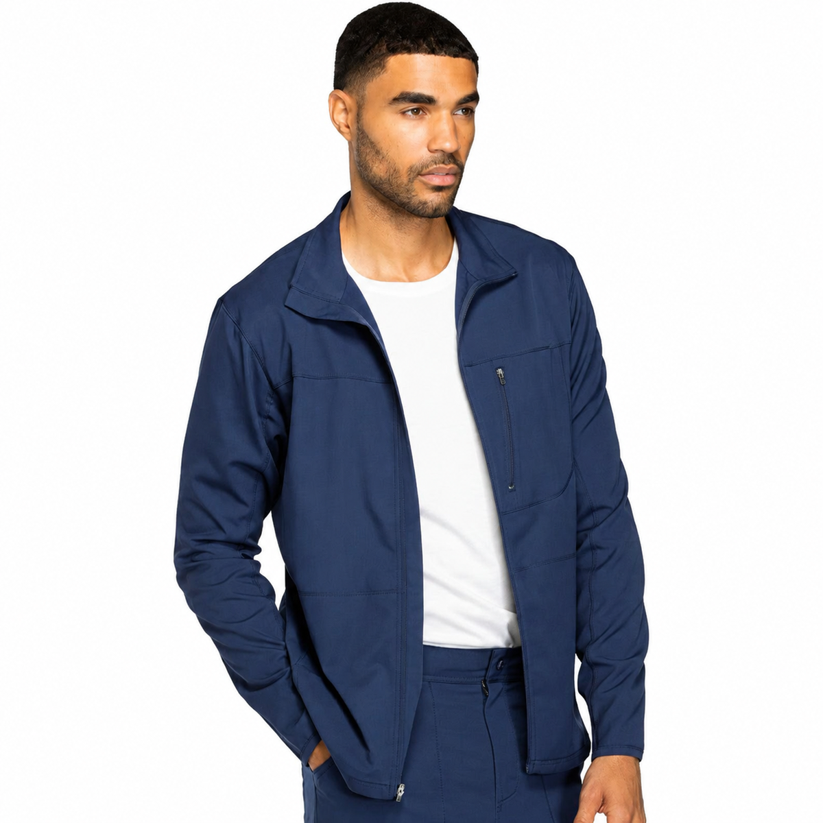 Chamarra médica Dickies DK310 para hombre Azul Marino, vista frontal tres cuartos | color:azul-marino